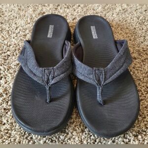 Women’s Black and Gray Skechers On The Go Goga Mat sandals/flip flops Size 7
